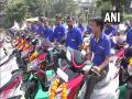 Surat company gifts electric scooters to its employees as Diwali gift - Hindi News | Surat company gifts electric scooters to its employees as Diwali gift | Latest national News at Lokmattimes.com