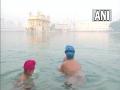 Amritsar: Devotees throng Golden Temple on Guru Nanak Jayanti - Hindi News | Amritsar: Devotees throng Golden Temple on Guru Nanak Jayanti | Latest national News at Lokmattimes.com