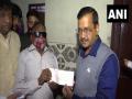 Arvind Kejriwal visits, gives financial aid to family of corona warrior who died due to COVID - Hindi News | Arvind Kejriwal visits, gives financial aid to family of corona warrior who died due to COVID | Latest national News at Lokmattimes.com