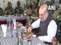 Amit Shah visits border post in Rajasthan at India-Pak border, takes dinner with BSF personnel - Hindi News | Amit Shah visits border post in Rajasthan at India-Pak border, takes dinner with BSF personnel | Latest national News at Lokmattimes.com
