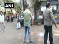 Kolkata civic polls: Crude bomb hurdled outside polling booth, one injured - Hindi News | Kolkata civic polls: Crude bomb hurdled outside polling booth, one injured | Latest politics News at Lokmattimes.com
