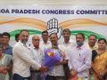Carlos Almeida joins Congress, pledges to overthrow 'anti-democratic' BJP's rule from Goa - Hindi News | Carlos Almeida joins Congress, pledges to overthrow 'anti-democratic' BJP's rule from Goa | Latest politics News at Lokmattimes.com