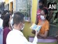 Arvind Kejriwal holds door-to-door campaign in poll-bound Goa - Hindi News | Arvind Kejriwal holds door-to-door campaign in poll-bound Goa | Latest politics News at Lokmattimes.com