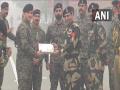 73rd Republic Day: BSF, Pakistan Army exchange sweets, greetings at Attari-Wagah border - Hindi News | 73rd Republic Day: BSF, Pakistan Army exchange sweets, greetings at Attari-Wagah border | Latest international News at Lokmattimes.com