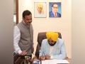Punjab to work for 'pro-people policies,' says CM Bhagwant Mann after assuming office - Hindi News | Punjab to work for 'pro-people policies,' says CM Bhagwant Mann after assuming office | Latest politics News at Lokmattimes.com