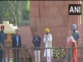 Bhagwant Mann, Arvind Kejriwal pay floral tributes at Jallianwala Bagh in Amritsar - Hindi News | Bhagwant Mann, Arvind Kejriwal pay floral tributes at Jallianwala Bagh in Amritsar | Latest politics News at Lokmattimes.com