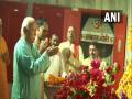 RSS chief Mohan Bhagwat offers prayers at Gorakhnath temple in UP's Gorakhpur - Hindi News | RSS chief Mohan Bhagwat offers prayers at Gorakhnath temple in UP's Gorakhpur | Latest national News at Lokmattimes.com