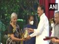 Venkaiah Naidu presents mementoes to retiring Rajya Sabha MPs Nirmala Sitharaman, Piyush Goyal - Hindi News | Venkaiah Naidu presents mementoes to retiring Rajya Sabha MPs Nirmala Sitharaman, Piyush Goyal | Latest national News at Lokmattimes.com