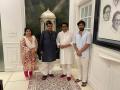 Nitin Gadkari meets Raj Thackeray in Mumbai, calls it 'family visit' - Hindi News | Nitin Gadkari meets Raj Thackeray in Mumbai, calls it 'family visit' | Latest maharashtra News at Lokmattimes.com