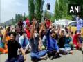 J-K: Kashmiri Pandits warn of mass migration if govt provides no solution against terrorism within 24 hours - Hindi News | J-K: Kashmiri Pandits warn of mass migration if govt provides no solution against terrorism within 24 hours | Latest national News at Lokmattimes.com