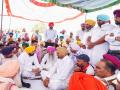 Amid protests, Bhagwant Mann meets family of Sidhu Moose Wala days after he was shot dead - Hindi News | Amid protests, Bhagwant Mann meets family of Sidhu Moose Wala days after he was shot dead | Latest national News at Lokmattimes.com