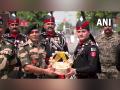 BSF, Pakistan Rangers exchange sweets at Attari-Wagah border - Hindi News | BSF, Pakistan Rangers exchange sweets at Attari-Wagah border | Latest national News at Lokmattimes.com