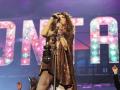 Shania Twain falls off stage during Chicago concert, makes quick recovery - Hindi News | Shania Twain falls off stage during Chicago concert, makes quick recovery | Latest international News at Lokmattimes.com