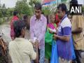 Organizations throng to extend assistance to flood-affected people in Gujarat's Navsari - Hindi News | Organizations throng to extend assistance to flood-affected people in Gujarat's Navsari | Latest national News at Lokmattimes.com