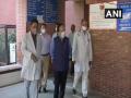 Union Health Minister surveys COVID-19 dedicated facility at a Delhi hospital - Hindi News | Union Health Minister surveys COVID-19 dedicated facility at a Delhi hospital | Latest national News at Lokmattimes.com