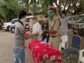 Group of techies with police distributes food packets to migrant workers in Hyderabad - Hindi News | Group of techies with police distributes food packets to migrant workers in Hyderabad | Latest national News at Lokmattimes.com