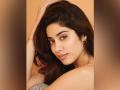 Jhanvi Kapoor looks chic in blue crop top paired with jeans - Hindi News | Jhanvi Kapoor looks chic in blue crop top paired with jeans | Latest maharashtra News at Lokmattimes.com