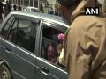 J-K police greet Doctors with flowers at LD Hospital - Hindi News | J-K police greet Doctors with flowers at LD Hospital | Latest national News at Lokmattimes.com