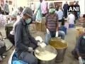 COVID-19 lockdown: Jhandewalan Temple provides meals to migrant workers, homeless people - Hindi News | COVID-19 lockdown: Jhandewalan Temple provides meals to migrant workers, homeless people | Latest national News at Lokmattimes.com