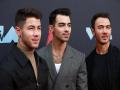 Jonas Brothers surprise fan after she missed concert due to chemotherapy - Hindi News | Jonas Brothers surprise fan after she missed concert due to chemotherapy | Latest entertainment News at Lokmattimes.com