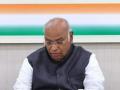 Kharge holds meeting with party's J'khand leadership to discuss 2024 polls - Hindi News | Kharge holds meeting with party's J'khand leadership to discuss 2024 polls | Latest politics News at Lokmattimes.com