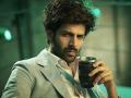Amid no film shoot, Kartik Aaryan uses camera lens in a quirky way - Hindi News | Amid no film shoot, Kartik Aaryan uses camera lens in a quirky way | Latest entertainment News at Lokmattimes.com