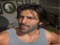 Kartik Aaryan treats fans with midnight workout selfie - Hindi News | Kartik Aaryan treats fans with midnight workout selfie | Latest entertainment News at Lokmattimes.com