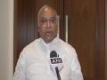 Karnataka: Cong leader Kharge welcomes SC decision on disqualified MLAs - Hindi News | Karnataka: Cong leader Kharge welcomes SC decision on disqualified MLAs | Latest politics News at Lokmattimes.com