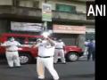 COVID-19 : Kolkata cops sing 'We shall overcome' to instil confidence, cheer people - Hindi News | COVID-19 : Kolkata cops sing 'We shall overcome' to instil confidence, cheer people | Latest national News at Lokmattimes.com