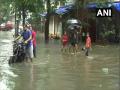 Waterlogging disrupts daily life in Mumbai - Hindi News | Waterlogging disrupts daily life in Mumbai | Latest national News at Lokmattimes.com