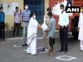 Mamata Banerjee distributes essential commodities to people amid lockdown - Hindi News | Mamata Banerjee distributes essential commodities to people amid lockdown | Latest national News at Lokmattimes.com