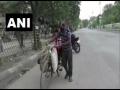 Man carries injured wife on bicycle for 12 kms to hospital in Ludhiana amid lockdown - Hindi News | Man carries injured wife on bicycle for 12 kms to hospital in Ludhiana amid lockdown | Latest national News at Lokmattimes.com