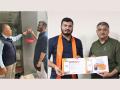 BJP activist spreads the word for 'NAMO App' through a new drive 'GharGhar Modi' in Gujarat - Hindi News | BJP activist spreads the word for 'NAMO App' through a new drive 'GharGhar Modi' in Gujarat | Latest business News at Lokmattimes.com