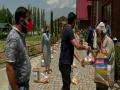 NGOs distribute food kits to needy during lockdown in Srinagar - Hindi News | NGOs distribute food kits to needy during lockdown in Srinagar | Latest national News at Lokmattimes.com