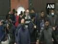 Omar Abdullah walks out of detention sporting long beard - Hindi News | Omar Abdullah walks out of detention sporting long beard | Latest national News at Lokmattimes.com