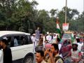 AIMIM chief Asaduddin Owaisi seen managing traffic after rally in Hyderabad - Hindi News | AIMIM chief Asaduddin Owaisi seen managing traffic after rally in Hyderabad | Latest national News at Lokmattimes.com