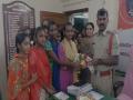 Andhra Pradesh: College students felicitate police, distribute sweets hailing Telangana encounter - Hindi News | Andhra Pradesh: College students felicitate police, distribute sweets hailing Telangana encounter | Latest national News at Lokmattimes.com