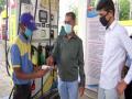 COVID-19: Pune petrol pump launches Atmanirbhar campaign to avoid contact between employees, customers - Hindi News | COVID-19: Pune petrol pump launches Atmanirbhar campaign to avoid contact between employees, customers | Latest national News at Lokmattimes.com