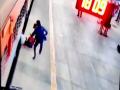 Clerk saves woman stuck in space between train, platform - Hindi News | Clerk saves woman stuck in space between train, platform | Latest national News at Lokmattimes.com
