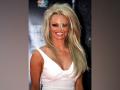 Pamela Anderson is dating her bodyguard following 12 days marriage to Jon Peters - Hindi News | Pamela Anderson is dating her bodyguard following 12 days marriage to Jon Peters | Latest entertainment News at Lokmattimes.com
