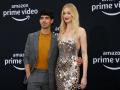 Sophie Turner shows off baby bump on stroll with Joe Jonas - Hindi News | Sophie Turner shows off baby bump on stroll with Joe Jonas | Latest entertainment News at Lokmattimes.com