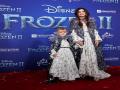 Selena Gomez, her little sister Gracie wear matching outfits at 'Frozen 2' premiere - Hindi News | Selena Gomez, her little sister Gracie wear matching outfits at 'Frozen 2' premiere | Latest entertainment News at Lokmattimes.com