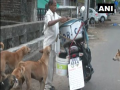 Nagpur man feeding 190 stray dogs with chicken biryani since beginning of pandemic - Hindi News | Nagpur man feeding 190 stray dogs with chicken biryani since beginning of pandemic | Latest maharashtra News at Lokmattimes.com