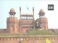 Anti-farm laws protestors wave flags from ramparts of Red Fort in Delhi - Hindi News | Anti-farm laws protestors wave flags from ramparts of Red Fort in Delhi | Latest national News at Lokmattimes.com