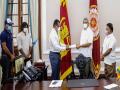 Sri Lanka Cricket hands LKR 25 million to COVID-19 Relief Fund - Hindi News | Sri Lanka Cricket hands LKR 25 million to COVID-19 Relief Fund | Latest cricket News at Lokmattimes.com
