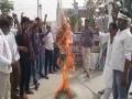 Pilot's supporters burn Gehlot's effigy in Tonk - Hindi News | Pilot's supporters burn Gehlot's effigy in Tonk | Latest politics News at Lokmattimes.com