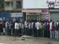 Migrant workers queue outside clinics in Thane's Dombivli for medical certificates to return home - Hindi News | Migrant workers queue outside clinics in Thane's Dombivli for medical certificates to return home | Latest national News at Lokmattimes.com