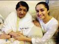 Shraddha Kapoor visits Mumbai's Breach Candy Hospital to meet Lata Mangeshkar - Hindi News | Shraddha Kapoor visits Mumbai's Breach Candy Hospital to meet Lata Mangeshkar | Latest maharashtra News at Lokmattimes.com