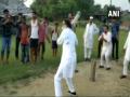 RJD leader Tej Pratap plays cricket with children in Hasanpur constituency - Hindi News | RJD leader Tej Pratap plays cricket with children in Hasanpur constituency | Latest politics News at Lokmattimes.com