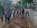As sign of protest, villagers sow paddy on damaged road in Telangana's Siddipet - Hindi News | As sign of protest, villagers sow paddy on damaged road in Telangana's Siddipet | Latest national News at Lokmattimes.com